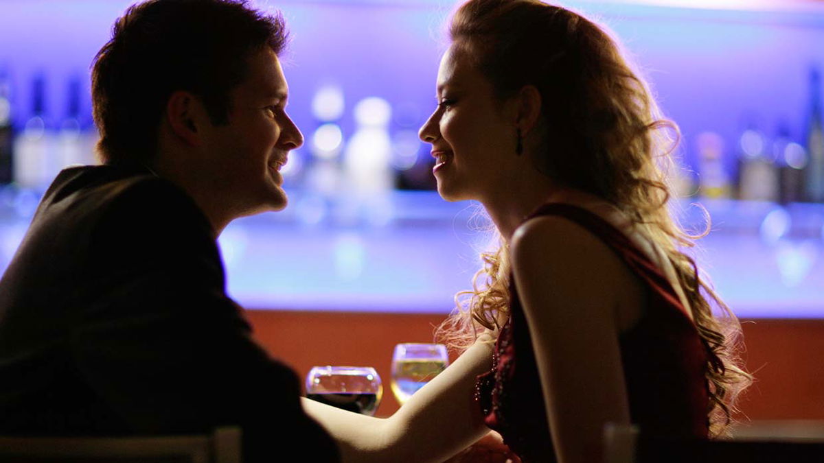 Erotische Geschichte: Wie Mia ihr größtes Sex-Abenteuer in einer Bar erlebt