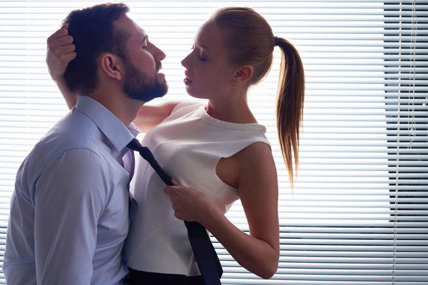 Erotische Geschichte: Büro-Quickie mit der neuen Kollegin